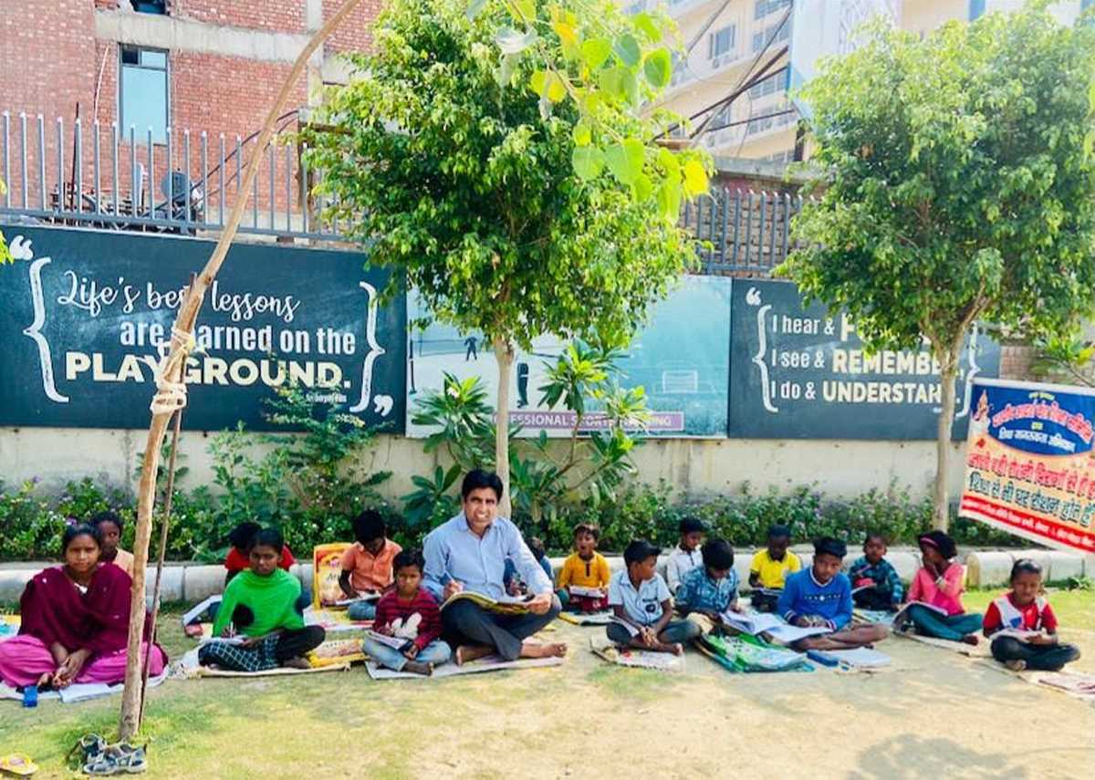 झुग्गी-झोपड़ी के बच्चों में पिछले 5 वर्ष से शिक्षा की अलख जगा रहे हैं डॉ.सुरेश नागर